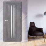 Ekodangos PREMIUM vidaus durys – modernus ir elegantiškas pasirinkimas. Epimedium kolekcijos lygiabriaunė varčia su paslėptais vyriais (3 vnt.) ir magnetine spyna užtikrina šiuolaikišką dizainą bei funkcionalumą.
