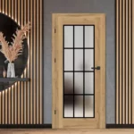 Vidaus durys su stiklu – stilingas ir šiuolaikiškas sprendimas. Aukštos kokybės stiklo intarpai suteikia elegancijos, leidžia daugiau šviesos ir sukuria erdvės pojūtį. Puikiai tinka moderniam bei klasikiniam interjerui