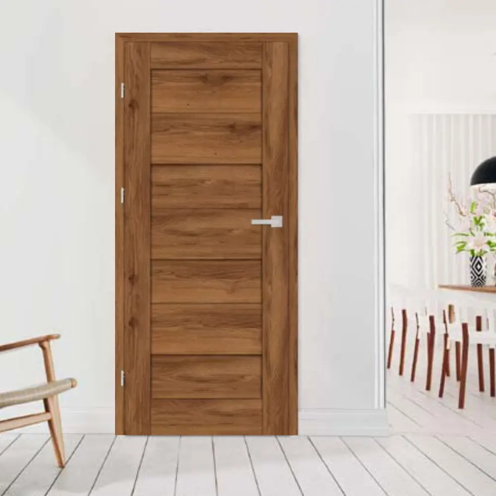 debecja 7 Debecja vidaus durys – elegantiškas ir praktiškas pasirinkimas. Kokybiška konstrukcija, modernus dizainas ir atspari ekodanga užtikrina ilgaamžiškumą bei lengvą priežiūrą. Puikiai tinka įvairiems interjero stiliams.